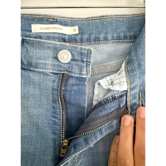 Levi's | Classic Straight Fit Women's Jeans in Medium/Light Wash | Sz 6 - Picture 3 of 8